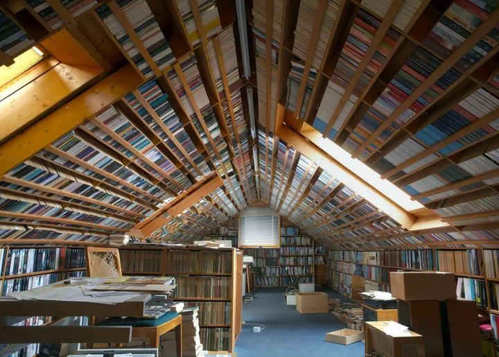 LanguageCrawler's tweet image. An 88 year-old man recently died in Germany. He had a private library of over 70,000 books. Every space, every wall on all 3 floors, even the ceilings in the attic, are filled with books. 
Video of the house (FF a little if you don't speak German): www1.wdr.de/fernsehen/loka…