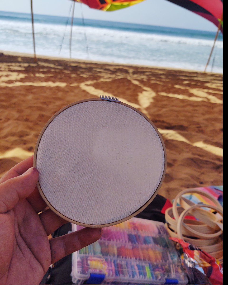 malinalliTextil's tweet photo. ¿Qué bordarían en este instante ? 

Su imaginación es el límite. 
Estamos en el pabellón nudista en el @FZipolite

#Zipolite #FetivalNudista #oaxaca #ArteTexil #Mar #Playa #Amor https://t.co/daKPIAO1tY