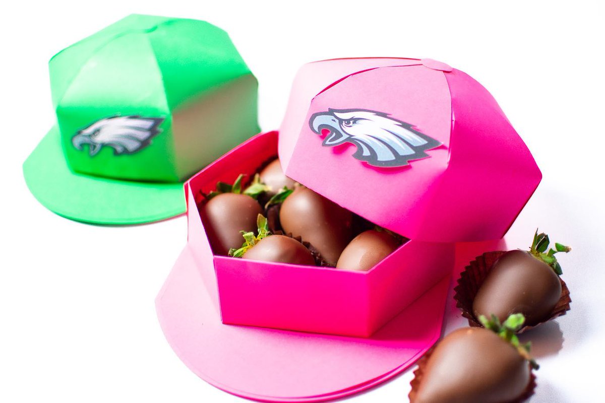CakeLadyStudio's tweet photo. Can we do something different?

I call them Eagle Berries!

Where are the die hard Eagles Fans??? 🦅 🦅 🦅 

PreOrder today! https://t.co/z2fp1q04GZ
