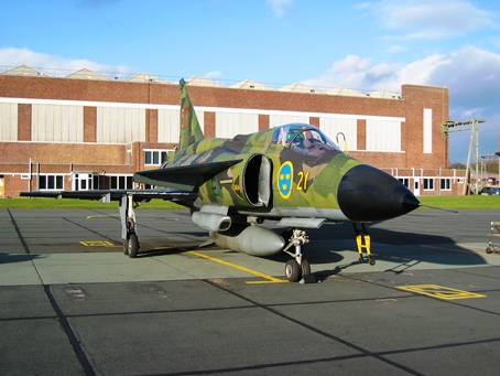 NewarkAirMus's tweet photo. Yesterday we had a tweet that mentioned the #NAMarrival of our Saab #Draken so tonight we'll run with these further pictures of the #Viggen - all #DTEParchive
#WeLikeSaabs https://t.co/LEq53OmLZ8