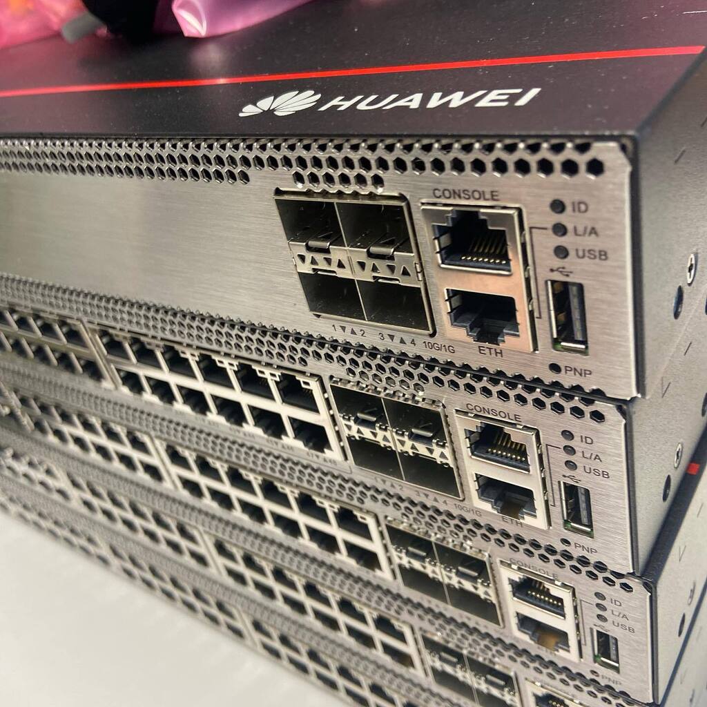 stardado's tweet photo. Today times something new technology with which I could play, it was very interesting. Everything a little different but you somehow cleaned up the interface. #huawei #huaweinetwork #netzwerktechnik #networkengineer #network #10gbenetwork #sfpplus #sfpports https://t.co/oc4zcwibAZ