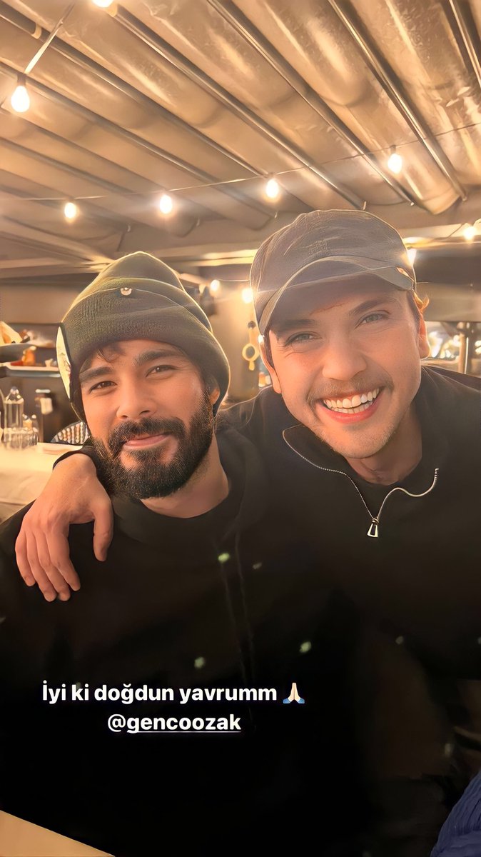 efyamhazretleri's tweet photo. Çukur’un Kulkan’ı & Yamaç’ını çok özlemişim🥹❤️🔥
#GencoÖzak #Kulkan #ArasBulutİynemli #YamaçKoçovalı #Çukur https://t.co/a71ICqn6rJ