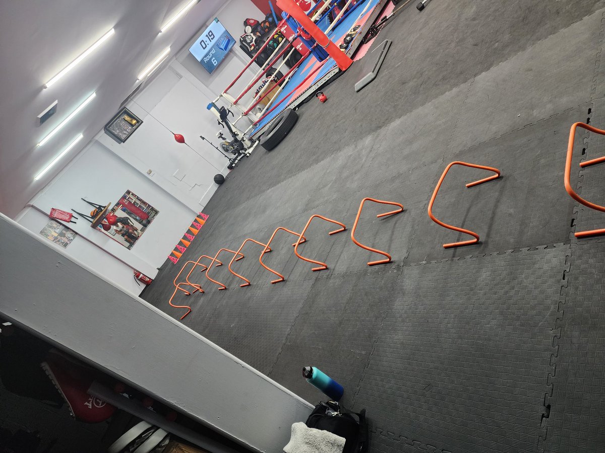 SubparGaming5's tweet photo. Man, my trainer hates me 😢
Friday morning sessions 💪
#TRAIN #Training #boxing #streamer #twitchstreamer https://t.co/qjQHuqIm2N