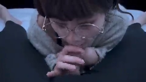 メガネっ娘が興奮しながら激しいフェラで精子をたっぷり絞りちゃう♡ https://t.co/xiCbTaS7Vf