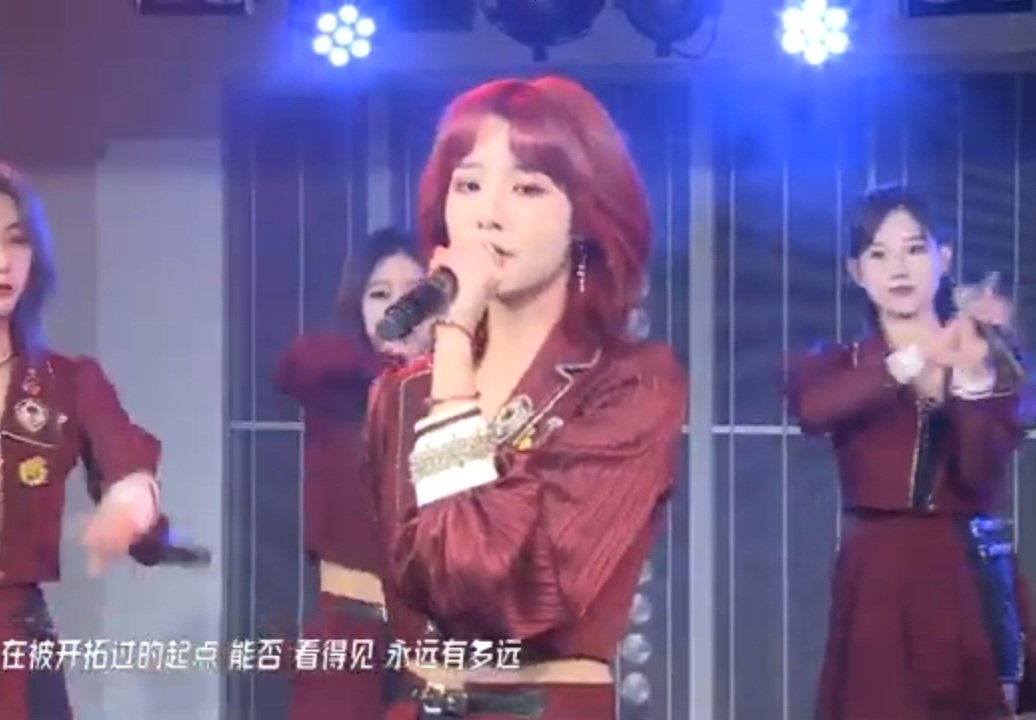 4ndr_kiky's tweet photo. Now Ma Yuling has hair as red as her S2 uniform Lol.
Is that hair immortal? so many different colors lol.
#MaYuling #SNH48 https://t.co/LP8i1fcY5l