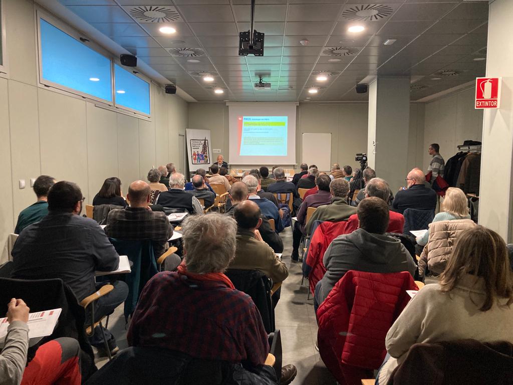 Llena la sala del Centro Joaquín Roncal para la jornada abierta “Zaragoza en Marcha Busca su Modelo de Movilidad”, primera del Ciclo “Los Jueves de Febrero: Jornadas Movilidad Sostenible y Eficiente” organizada por la Comisión de Urbanismo, Movilidad y Medio Ambiente de la FABZ.