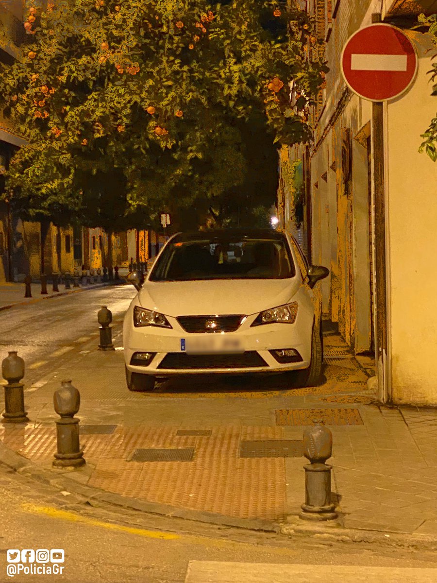 Es más complicado meterse ahí que buscar aparcamiento.
#JetaParking