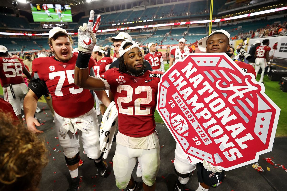 christian6clark's tweet photo. CRAZY! BEYOND BLESSED to have received an offer from The University of Alabama! @BAMACoachG @CoachHutzler @AlabamaFTBL @elauer @gridironjrj @AaronFrana @Ruben_Gammage19 @ZachAlvira @JUSTCHILLY @BrandonHuffman @RWrightRivals @JeremyO_Johnson @adamgorney #RollTide https://t.co/WgdDj7QrxD