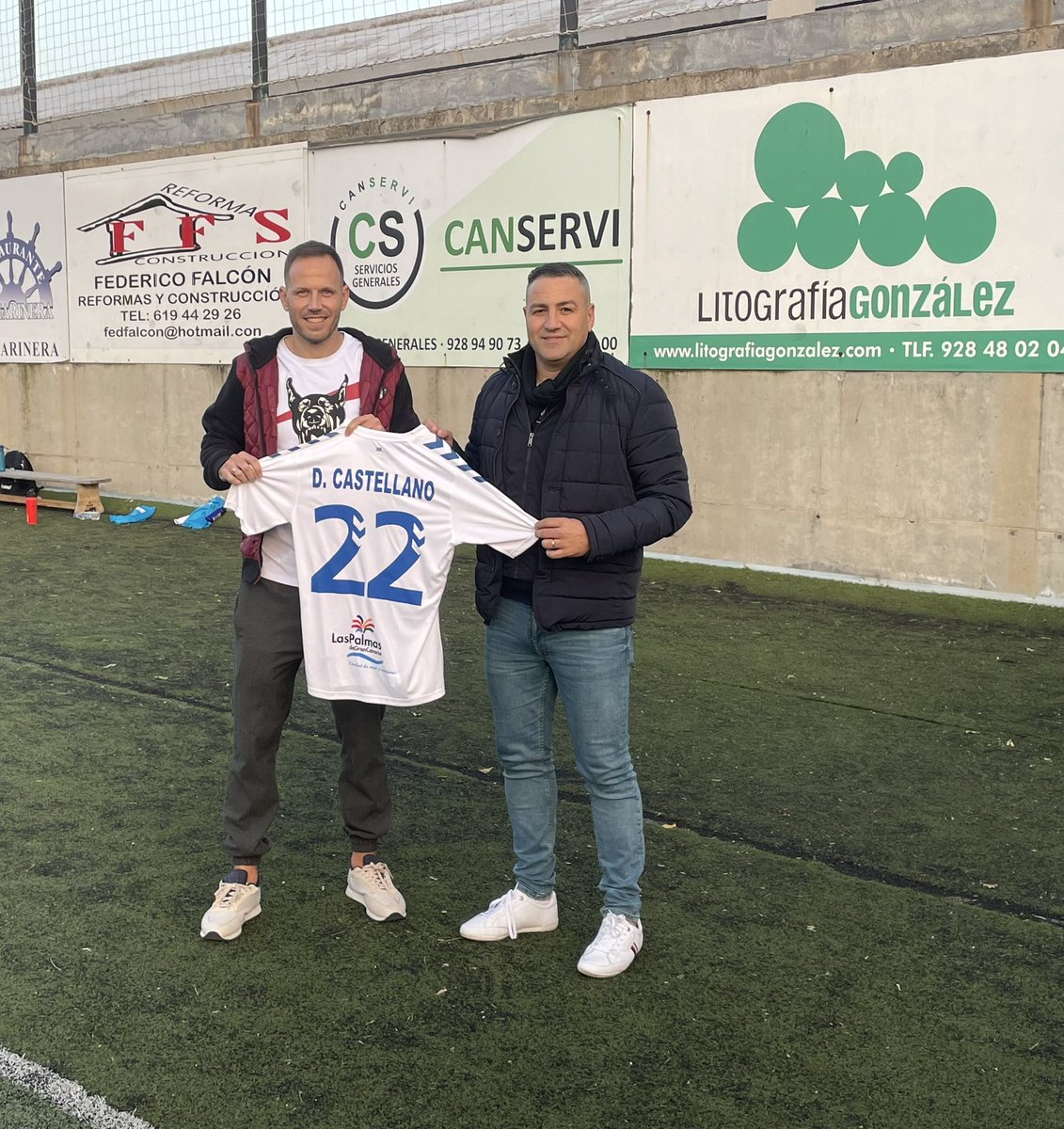UDTamaraceite's tweet photo. Nuestro presidente @hector_jurgui recibe en el Juan Guedes a @DaniCaste_23 . Bienvenido, Dani.
#remontada 💪⚽️ https://t.co/MZOnjbTfhN