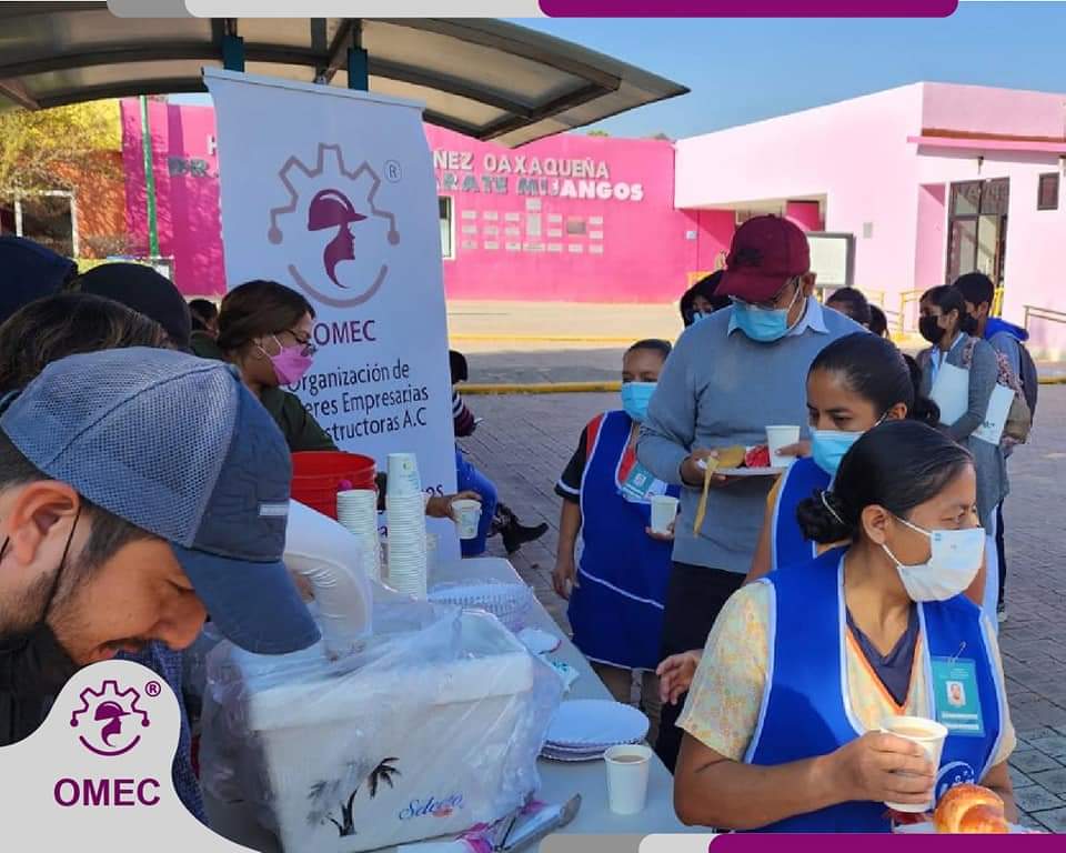 OMEC_Oaxaca's tweet image. #OMEC | El sacar al niño Dios de la rosca es más que un compromiso. Integrantes de OMEC y amigos empresarios hicimos posible que compartieramos con muchas familias y niños el Día de la Candelaria en el Hospital de la Niñez, disfrutamos mucho de este día lleno de risas y alegría.