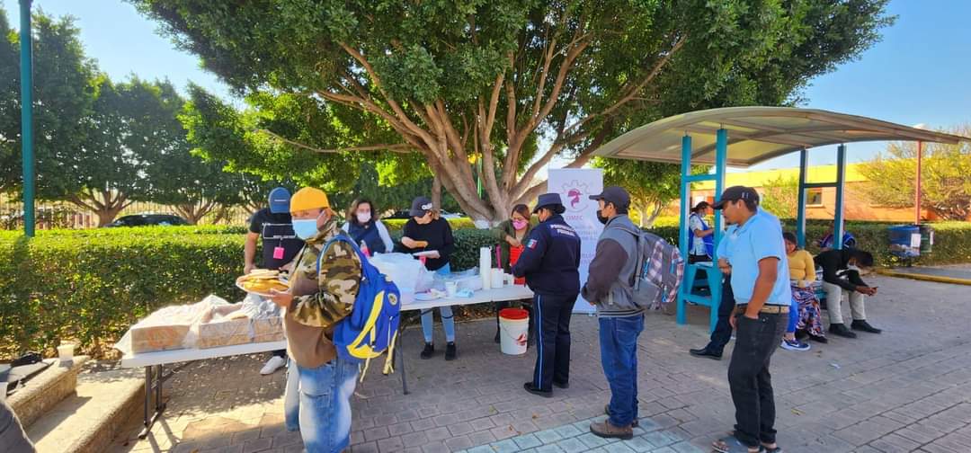 OMEC_Oaxaca's tweet image. #OMEC | El sacar al niño Dios de la rosca es más que un compromiso. Integrantes de OMEC y amigos empresarios hicimos posible que compartieramos con muchas familias y niños el Día de la Candelaria en el Hospital de la Niñez, disfrutamos mucho de este día lleno de risas y alegría.