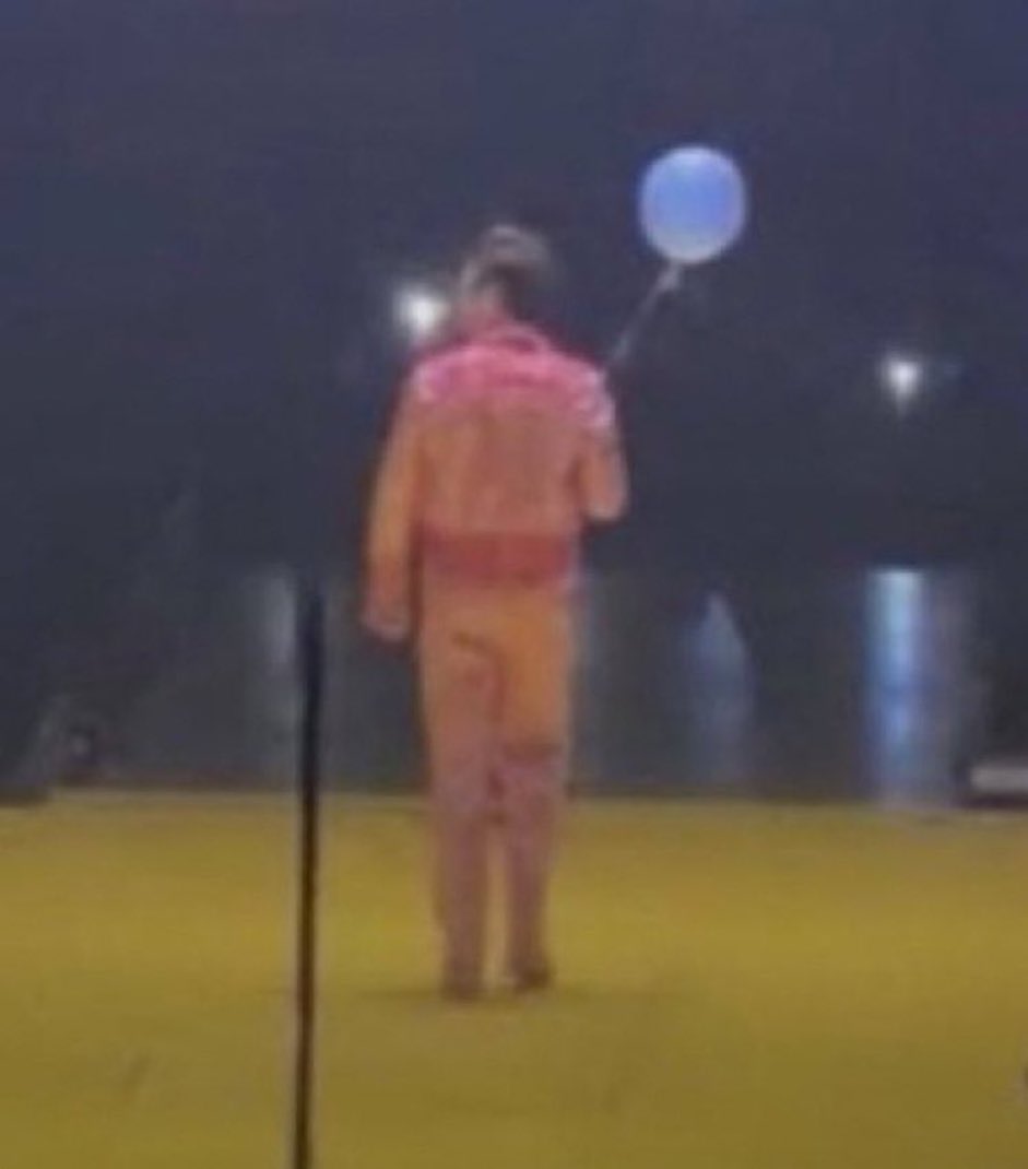 stylinarts's tweet image. don’t tell me it’s actually how he went up on stage because i will curl i to a ball and cry forever