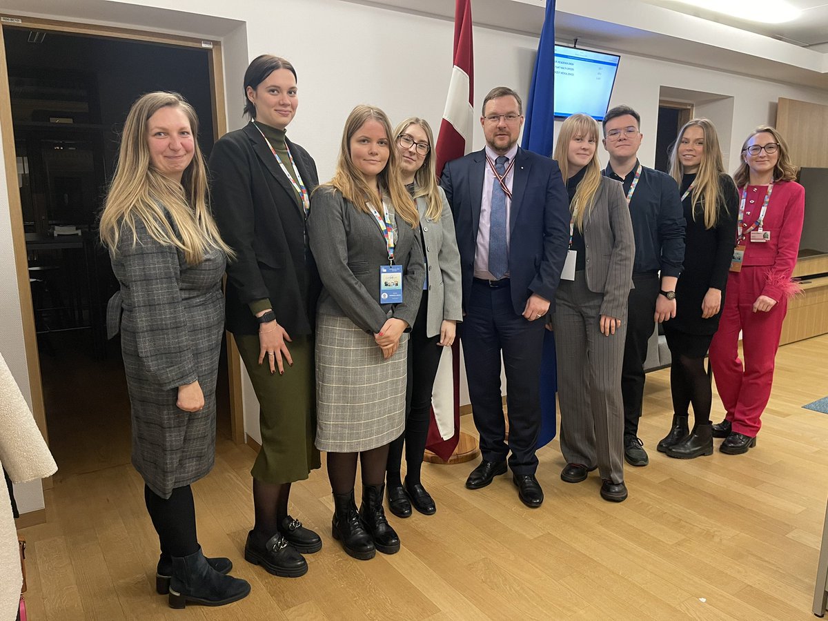 Delighted to welcome 🇱🇻delegation as part of #ConSIMium! Our DPR @Martins_Kr briefed about @LVinEU daily life & decision-making process @EUCouncil. Good luck as journalist/expert/Amb./Minister and PM to defend 🇱🇻 position and find the compromise between @27!