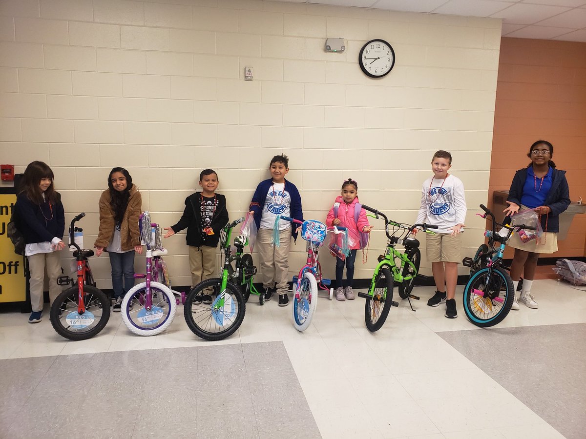 PointIsabelISD's tweet photo. The Derry StuCo hosted a 100 Days of School Meet 'N Greet by welcoming students on this incredibly chilly morning. They shared necklaces, bookmarks, and rulers and showcased bicycles to be raffled off at the end of the Six Weeks for students with perfect attendance. Way to go! https://t.co/2TAsjJU1kv