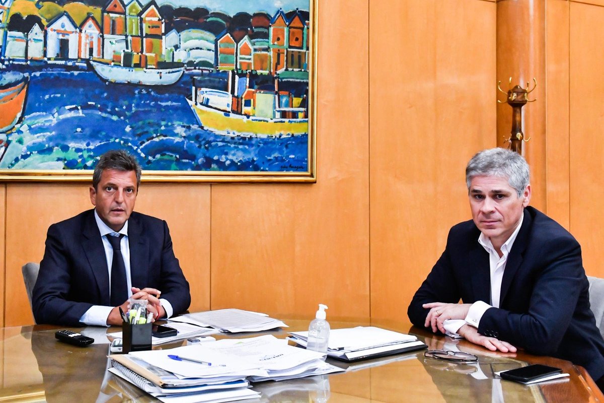 ypfoficial (@ypfoficial) on Twitter photo El ministro de Economía, <a href="/SergioMassa/">Sergio Massa</a>, y nuestro presidente, Pablo González, mantuvieron una reunión de trabajo en donde analizaron el plan de inversiones de la compañía para este año y sus principales proyectos. El ministro de Economía, <a href="/SergioMassa/">Sergio Massa</a>, y nuestro presidente, Pablo González, mantuvieron una reunión de trabajo en donde analizaron el plan de inversiones de la compañía para este año y sus principales proyectos.