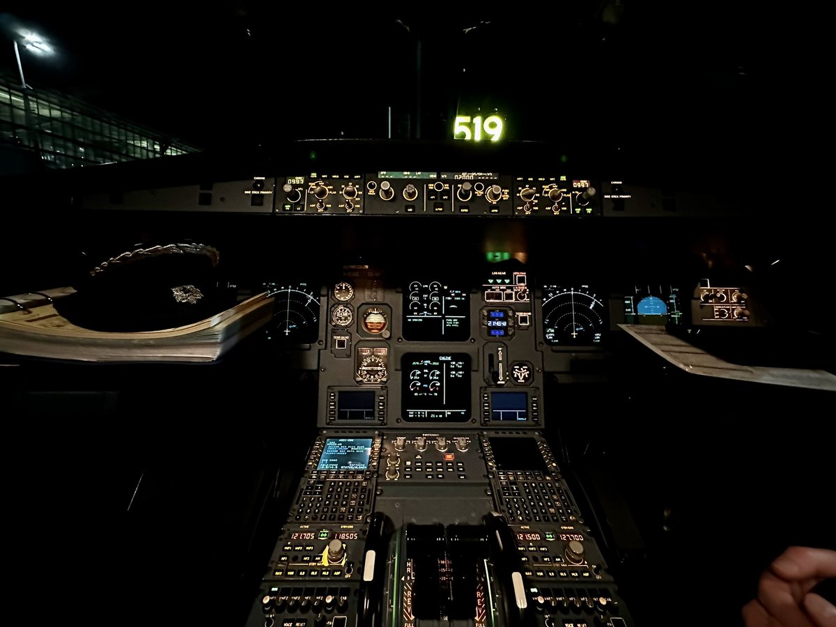 InflightJames's tweet photo. BA pilots might not be able to share pics of their workplace any more. Nothing that says I can’t though. https://t.co/4J4AU6uXFt