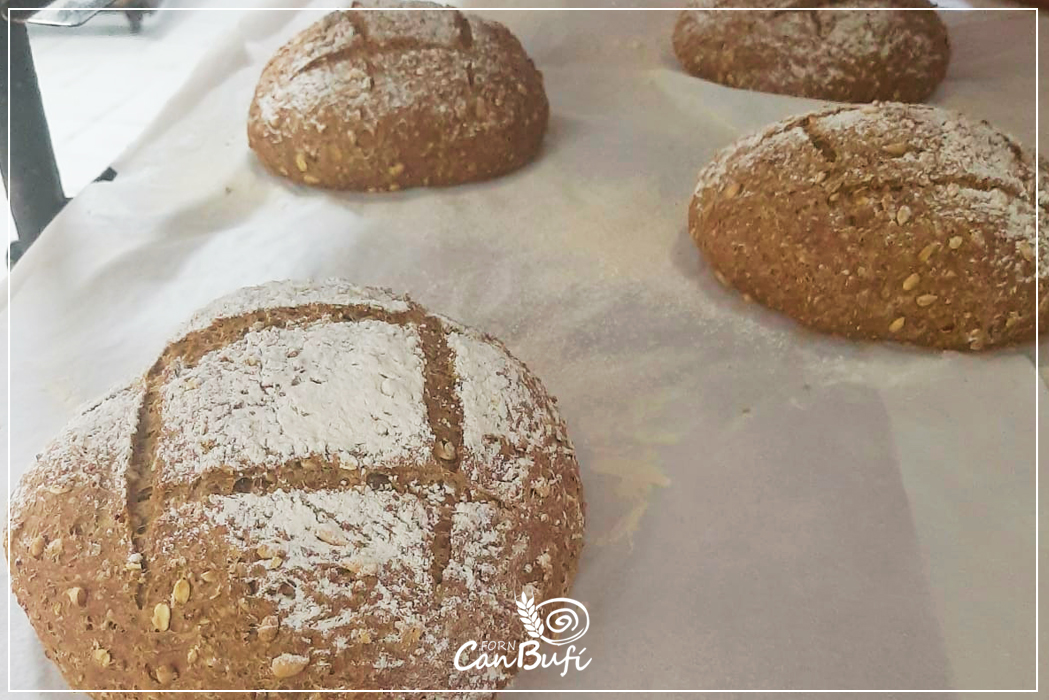 FornCanBufi's tweet image. ¡Tenemos nuevo pan y está de escándalo! 😍

Se trata de un PAN DE PROTEÍNA VEGETAL, lo tienes disponible cada día en nuestras tiendas. 

👉 Pruébalo y nos cuentas qué te parece. 🙃

#forncanbufi #pan #pandeverdad #pandeproteina