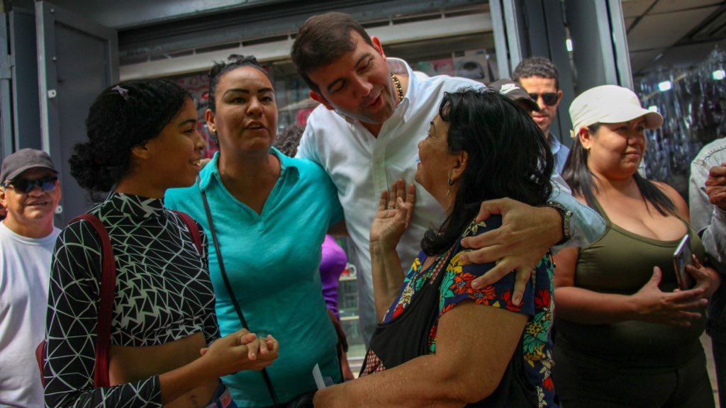 prospericarlos's tweet photo. Seguimos caminando junto a nuestra gente!

Hoy visitamos Maracay, logramos darle la mano al comercio y a la economía informal, observando con preocupación como hoy en día intentan subsistir.

Nuestro compromiso es lograr estabilizar la economía para así impulsar nuestro País 🇻🇪 https://t.co/sT8yr1QVux