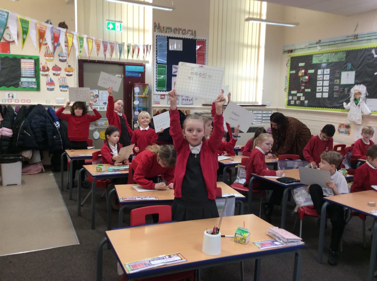 NewRoad_Halifax's tweet image. 🔢 ACTIVE MATHS 🔢

Junipers enjoyed being active in their maths lesson. 

🧠 Engaged students ➕ 🏃🏻‍♀️ Being active = 🤔 Healthy minds 

@CdaleActiveEd @ActiveCdale @WhiteRoseMaths #activelessons #Maths