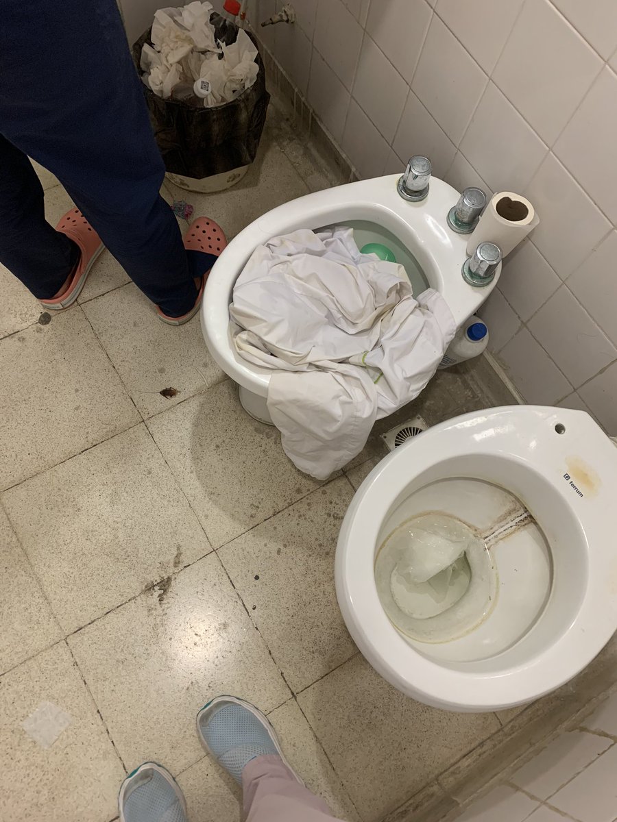 Caela_ri's tweet photo. Gracias igual x querer honrar a los médicos en un billete pero hubiese preferido trabajar en un lugar digno https://t.co/yC94iAFYGy