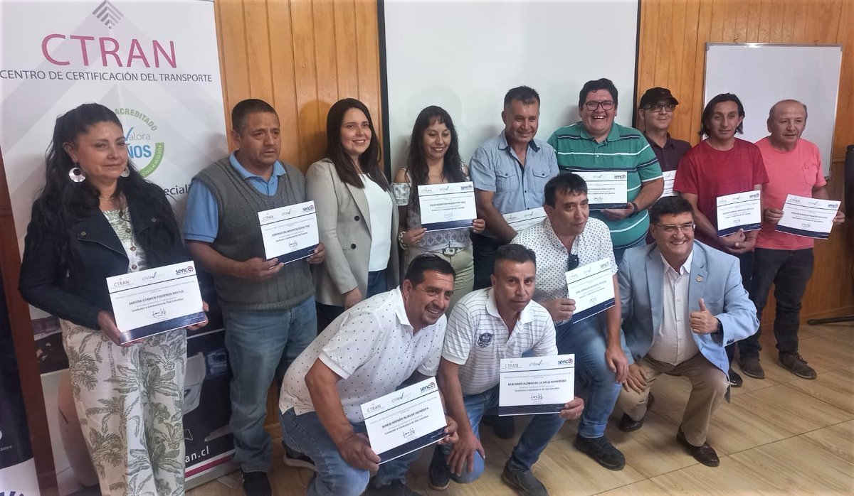 chilevalora's tweet image. Felicitamos a los 40 conductores/as de Taxis Colectivos de #LosAngeles, Región del Biobío, que hoy recibieron orgullosos/as su cerificado de competencias laborales #ChileValora, luego de pasar por un proceso realizado por el centro acreditado #CTRAN