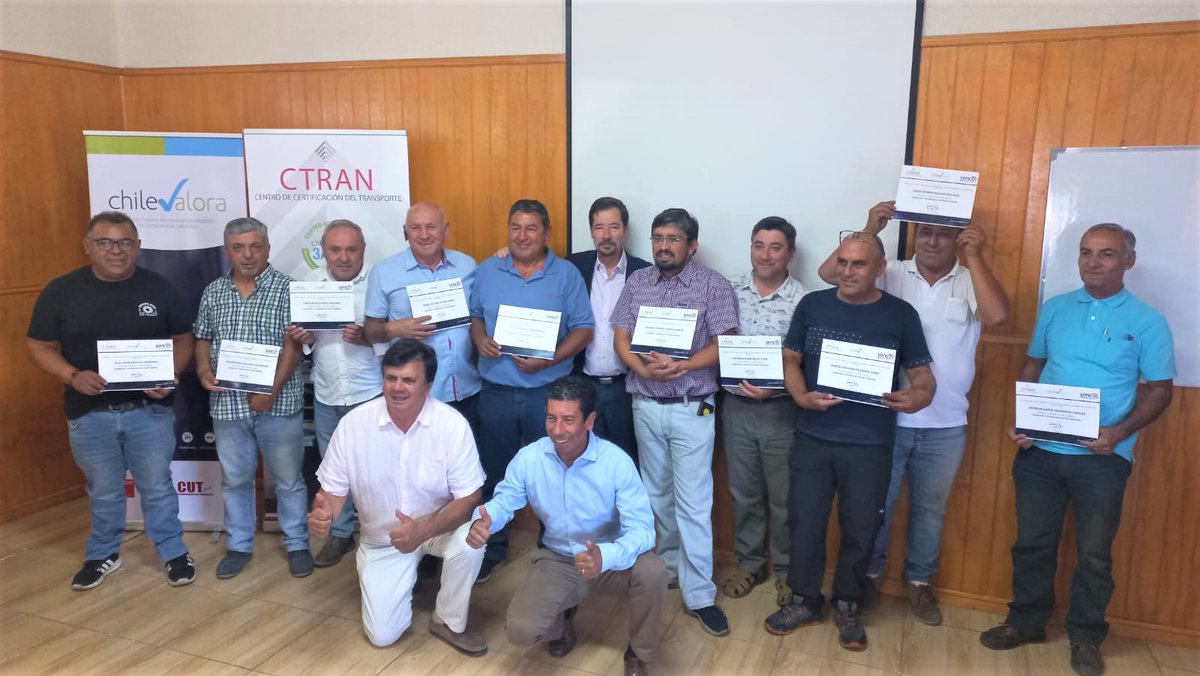 chilevalora's tweet image. Felicitamos a los 40 conductores/as de Taxis Colectivos de #LosAngeles, Región del Biobío, que hoy recibieron orgullosos/as su cerificado de competencias laborales #ChileValora, luego de pasar por un proceso realizado por el centro acreditado #CTRAN