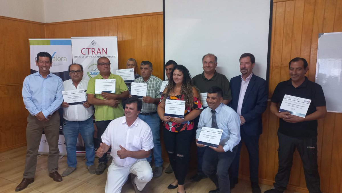 chilevalora's tweet image. Felicitamos a los 40 conductores/as de Taxis Colectivos de #LosAngeles, Región del Biobío, que hoy recibieron orgullosos/as su cerificado de competencias laborales #ChileValora, luego de pasar por un proceso realizado por el centro acreditado #CTRAN