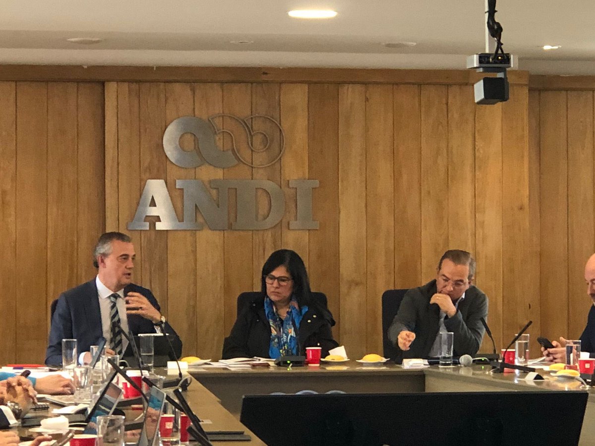 santiagopinzong's tweet photo. Realizamos diálogo entre empresarios, Gobierno y Entidades con Félix Férnandez-Shaw, Dtor @EU_Partnerships para Latinoamérica con el propósito de identificar ideas/proyectos que impulsen #TransformaciónDigital 
@ANDI_Colombia 

#GlobalGateway 
#ColombiaPaísDigital https://t.co/2RBX5l58ix
