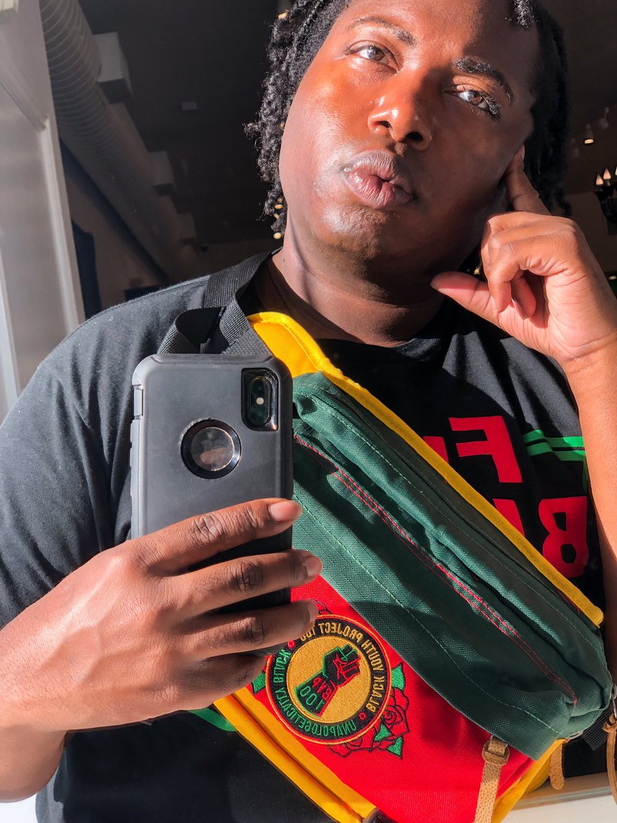 DivaNunCeraun's tweet photo. Selfie down #queerla https://t.co/YAFz5riGQz