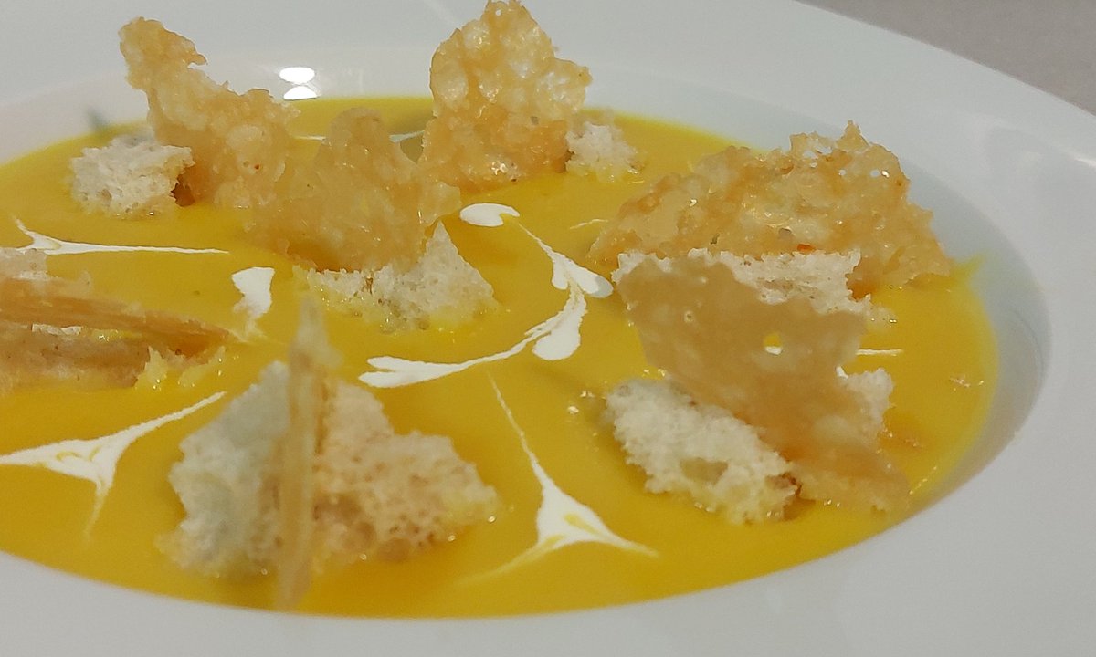 comocomodiadia's tweet photo. ... #cremadecalabaza con un toque de #panfrito, mini tejas #crujientes de #parmesan y #nata... #guisoyo #comocomodiadia https://t.co/BoTiYrtRAV