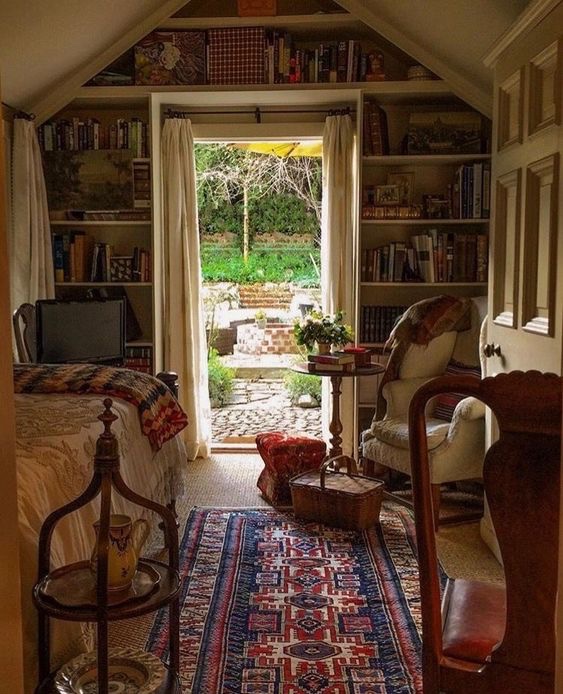 ElliottBlackwe3's tweet photo. What a lovely bookish room that looks out onto a garden... https://t.co/uqE6Q8ZZBn