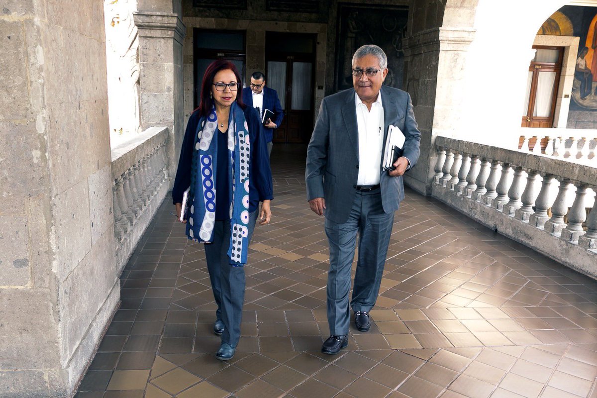 seccion_19's tweet photo. El líder nacional del #SNTE 📚 Mtro. Alfonso Cepeda Salas y @Letamaya @SEP_mx 🏢 se reunieron para abordar, entre otros temas, la instalación de mesas de trabajo para la revisión de la Ley General del Sistema para la Carrera de las Maestras y los Maestros 👩‍🏫👨‍🏫 https://t.co/583FKEWQza