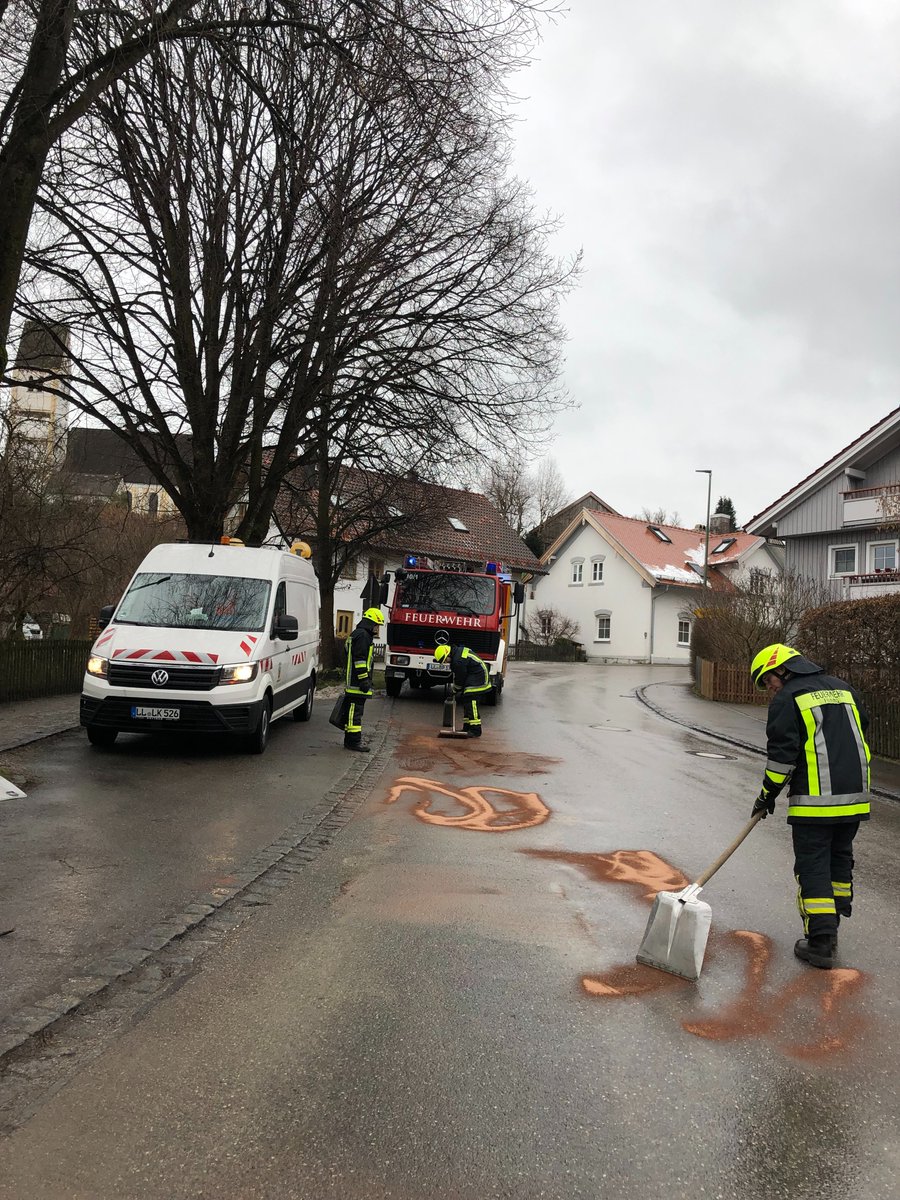 +++ Einsatz 06/2023 +++

Die Feuerwehr Finning wurde zu einer #Dieselspur ins Gemeindegebiet alarmiert. Zusammen mit dem Bauhof der Gemeinde Finning sowie dem Kreisbauhof wurde der Diesel gebunden und aufgenommen.