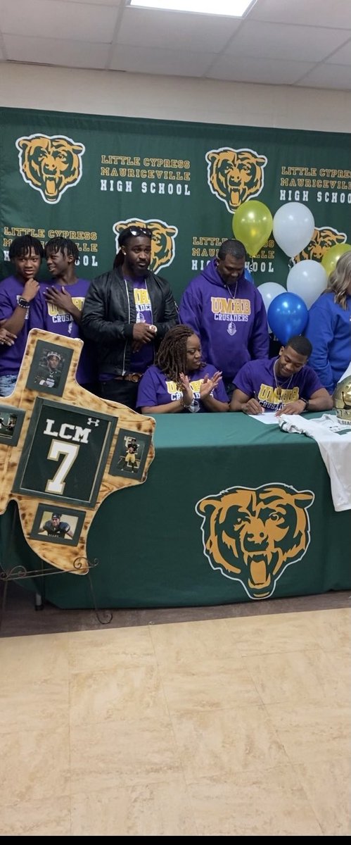 I have officially signed to go to UMHB! Go Cru!! ⁦<a href="/Coach_JHarness/">Coach Harness</a>⁩