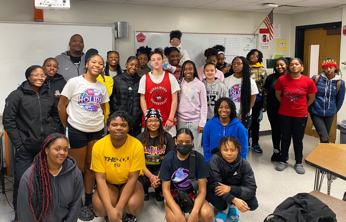 Thank you to Hazelwood West Girls Basketball JV and varsity programs for welcoming our recruiting workshop with Open Arms!

If you would like to learn more, feel free to contact us! 

#openarmsthth #touchahandtouchaheart #recruitingworkshop