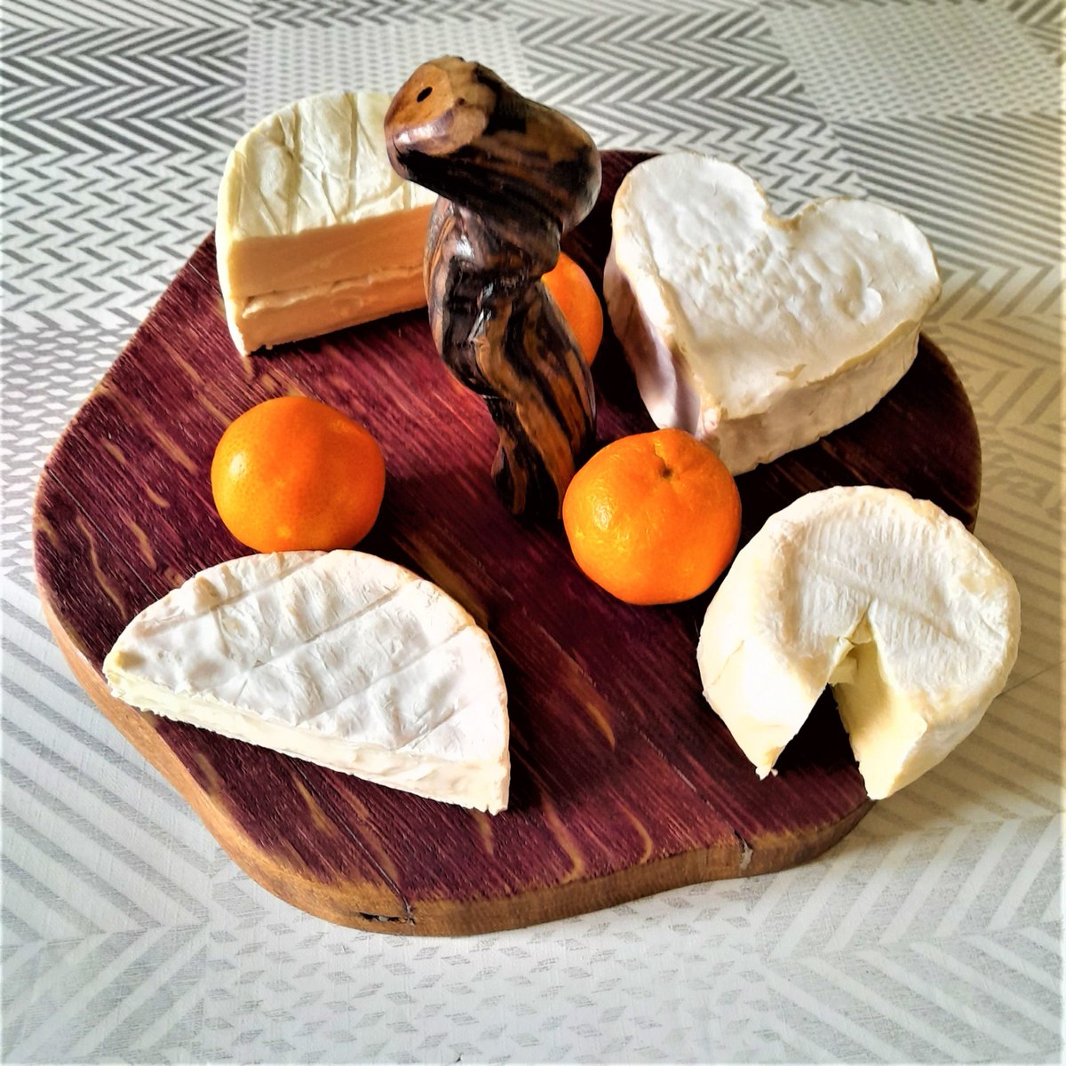 barabao33's tweet photo. Voici ce que je viens d'ajouter dans ma #boutiqueetsy : Plateau à fromage , diamètre 30 cm, (recyclage barrique de vin et pied de vigne) https://t.co/3uPKyHh8F2 #rouge #anniversaires #fetedesmeres #marron #bois #fromage #plateauafromage #plateauaviande #desserts https://t.co/4jJggMaUiF