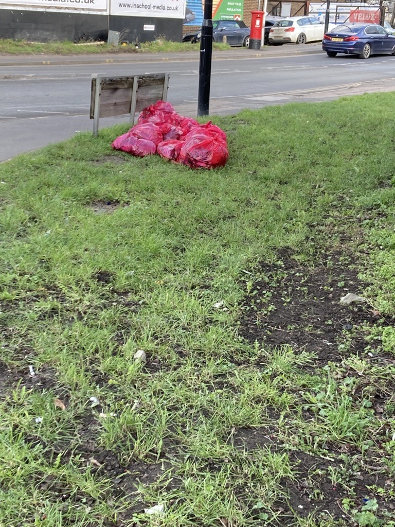 LondonPS_CP's tweet photo. #London Community Payback People on Probation have been tidying up local community space by litter picking. @haringeycouncil #payingback #CP50 https://t.co/C2Q7wfEfPm
