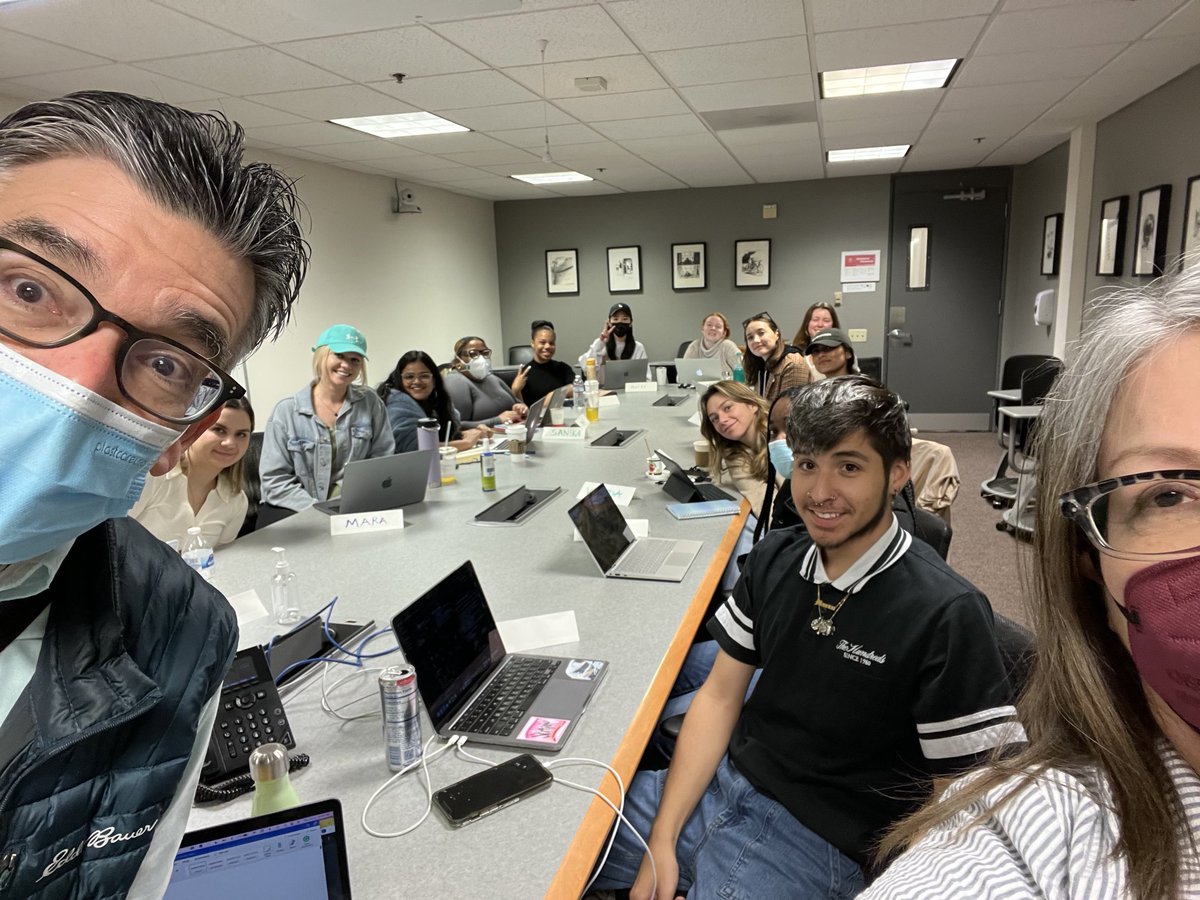 lauracastaneda's tweet photo. The great LATimes Column One Editor Steve Padilla dropping in to my grad magazine class. Top tips: To stay on track when writing ask yourself, “What’s the point?” End sentences with gusto. Read your work out loud. ⁦@USCAnnenberg⁩ ⁦@StevePadilla2⁩ https://t.co/EeGNSo7Uks