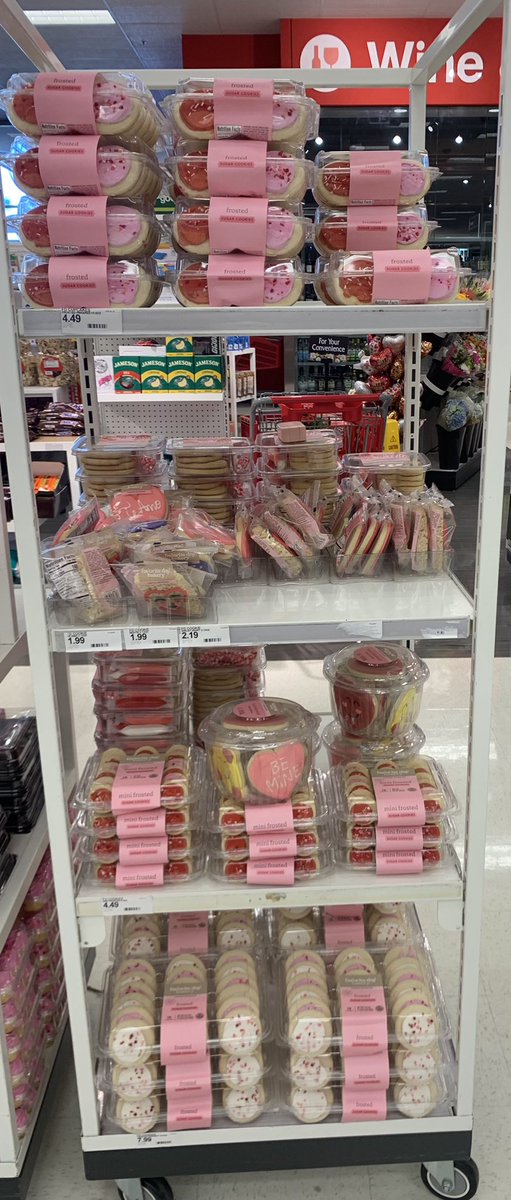 abarbet64's tweet photo. #VMLstyle #target 1 BEFORE and 3 AFTER MERCHANDISING VALENTINES DAY https://t.co/3wfoMWcpTo