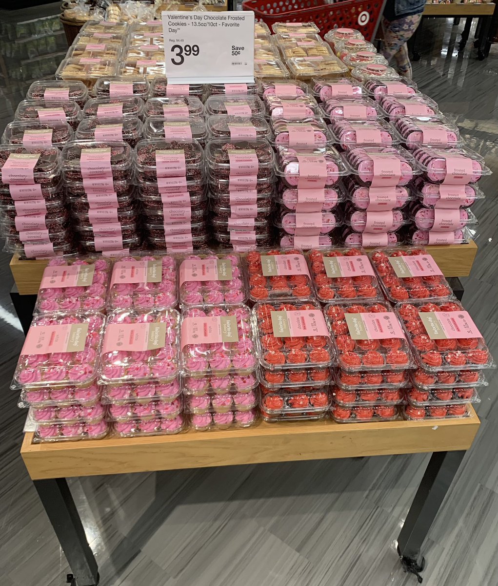 abarbet64's tweet photo. #VMLstyle #target 1 BEFORE and 3 AFTER MERCHANDISING VALENTINES DAY https://t.co/3wfoMWcpTo