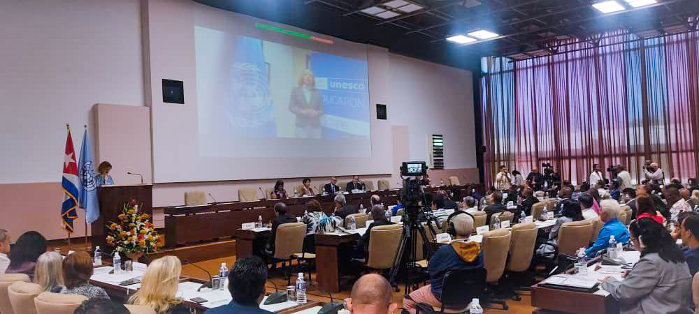 ¡Juntos/as por una educación inclusiva, equitativa y de calidad!

Intervine en la reunión de ministras y ministros de Educación del G-77 +China, abordamos los retos educativos en el contexto post-pandemia de la COVID-19 financiación y cooperación.

<a href="/NicolasMaduro/">Nicolás Maduro</a> 
@MPPEDUCACION