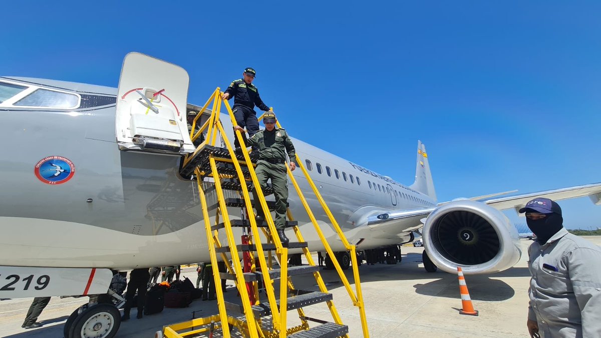 FuerzaAereaCol's tweet photo. En la aeronave C-40 su @FuerzaAereaCol inició el traslado de uniformados de la @PoliciaColombia que fortalecerán seguridad de Barranquilla #Atlántico, durante su tradicional Carnaval.
#DaleClic➡️https://t.co/yGgdJeMj3R
#MiFuerzaAérea🇨🇴
#ServirAMiPatriaEs
#CATAM
#SimpreFirmes https://t.co/L8vGk9yPWK