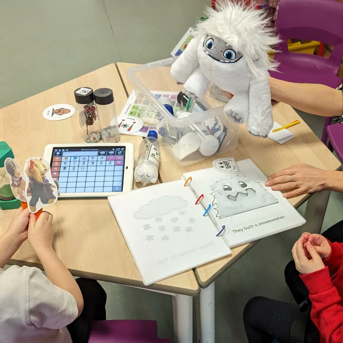 Communi_con's tweet image. One of our SLTs popped in during our storytelling session, perfect timing as I&apos;d run out of hands to juggle all the resources. She made a great snowmonster! 
#aac #augmentativeandalternativecommunication #multisensory #communicationforall #storytelling  #TDSnap #sen #asn