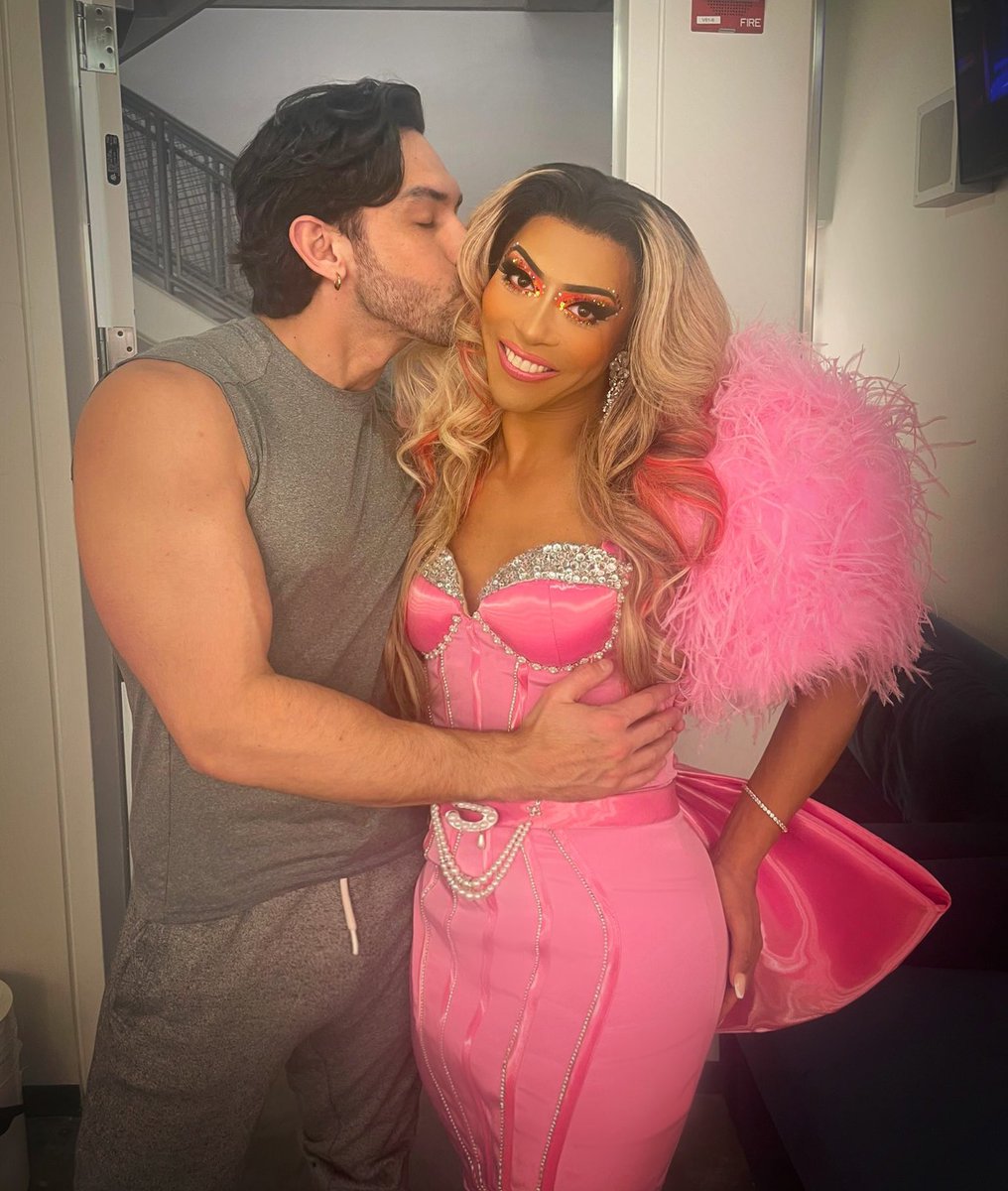chrisdiprete's tweet photo. Pre-show moment with @itsSHANGELA just a few shows left of this leg of the #FULLYLIT Tour! 🔥 https://t.co/jNfI9zBiRS