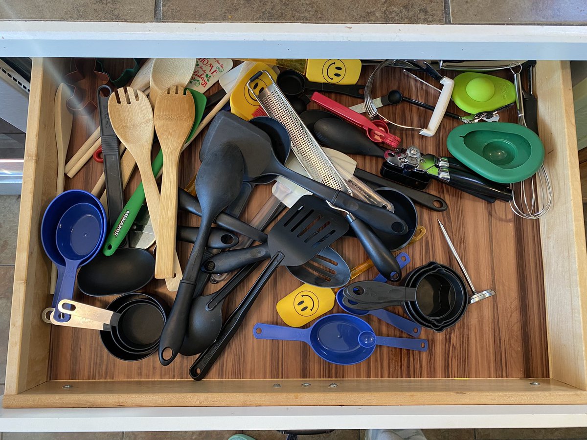 jerricahidy2's tweet photo. lil sexy before and after organizing our kitchen utensils https://t.co/AFo6CqbzWo
