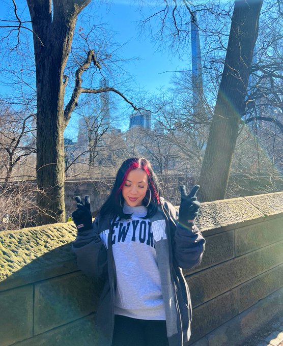 Currently freezing my ass off in NY🥶 https://t.co/7sfoj2A3wT