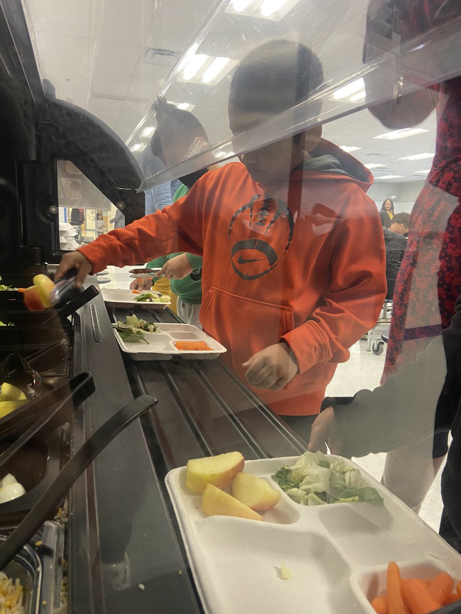 WE LOVE THE SALAD BAR!! 🥗 so many yummy choices! @MtVernonWoods #mvwes @FCPSR3