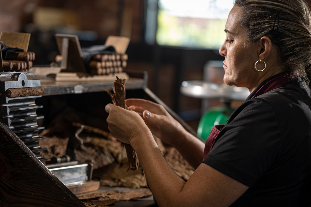 JCNewmanCigars's tweet photo. Here at El Reloj, each of our hand rollers carefully bunch and roll up to 100 cigars per day.
.
.
.
#handrolling #cigars #cigarlife #bunching #blend #cigarmaking #cigarrolling #cigarlover #tobacco #tampabay #tampa #ybor #yborcity #cigarcity #jcnewman #jcnewmancigars #TheAmerican https://t.co/NozWog3zt2