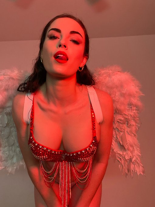 Cupid is feeling manipulative this year. The only love your finding is me&hellip;and your hand 😉 https://t.<a href="/tag/wickededen"class="tags"><span>#wickededen</span></a>