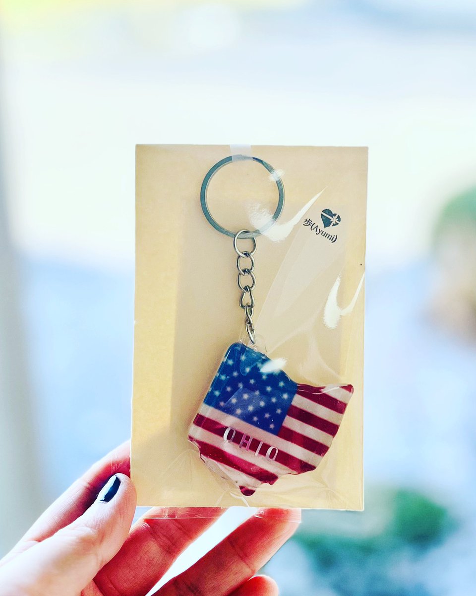 ChNP0CXQ4ShN4VZ's tweet photo. オハイオ州型のキーホルダー
Ohio shaped keychain. 

本帰国されるお友達へのプレゼント🎁
A gift for a friend who is going back Japan🎁. 

#handmade #ohiostate #keychain #resin #backtojapan #gift #origamiearrings https://t.co/W0VeuHFXb9
